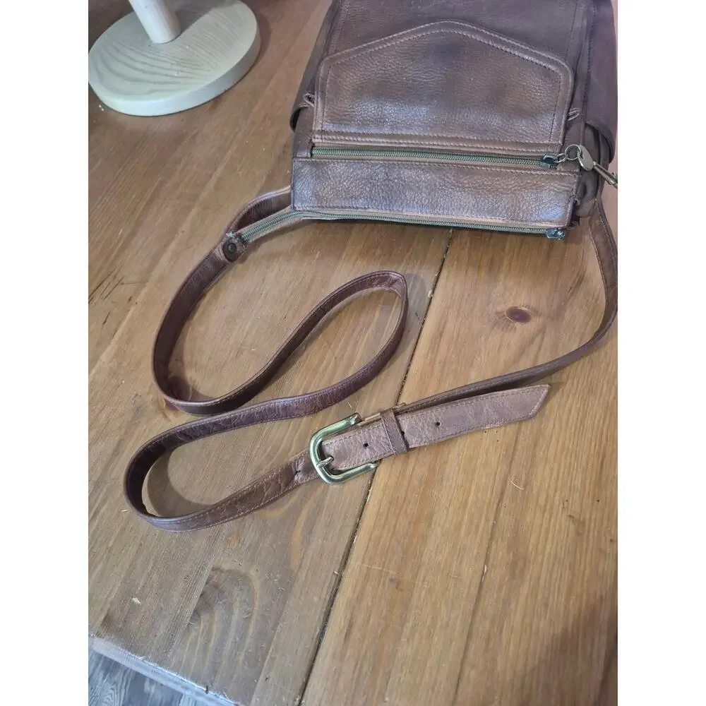 Vintage Fossil Genuine leather crossbody bag 1954 #75082 Brown in color